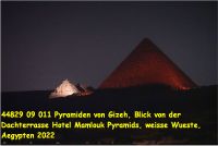 44829 09 011 Pyramiden von Gizeh, Blick von der Dachterrasse Hotel Mamlouk Pyramids, weisse Wueste, Aegypten 2022.jpg